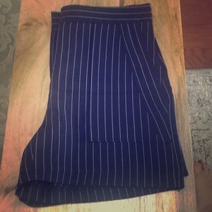 High waisted pocketed sailor short.